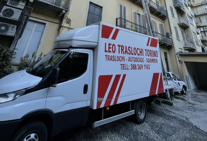 Mezzi e carichi di Traslochi Leo