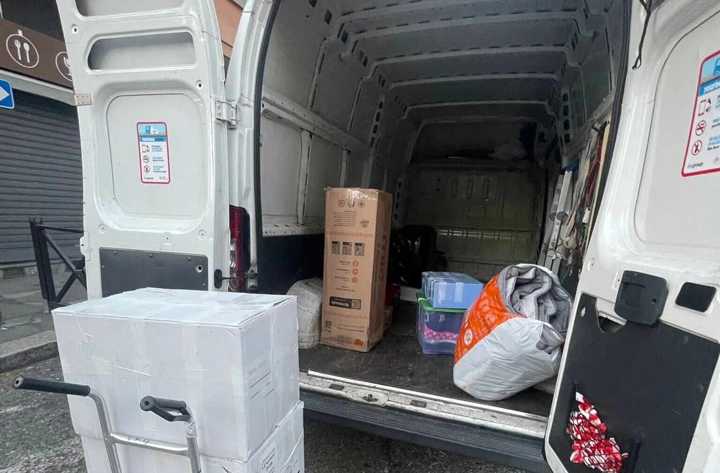 Mobili protetti e scatole all’interno del furgone di Traslochi Leo