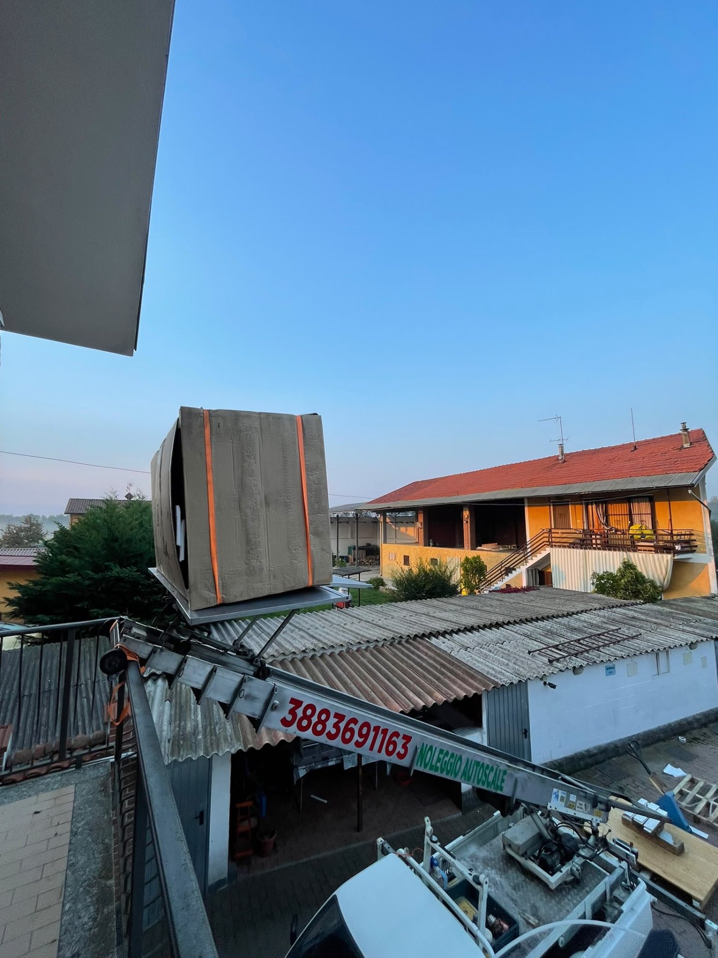 Armadio imballato sulla piattaforma dell’autoscala al tramonto