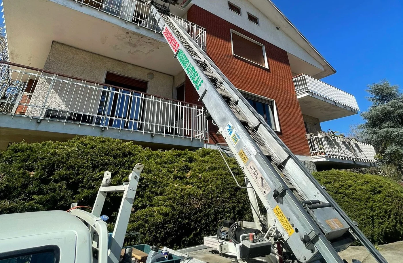 Autoscala estesa verso il balcone di un’abitazione