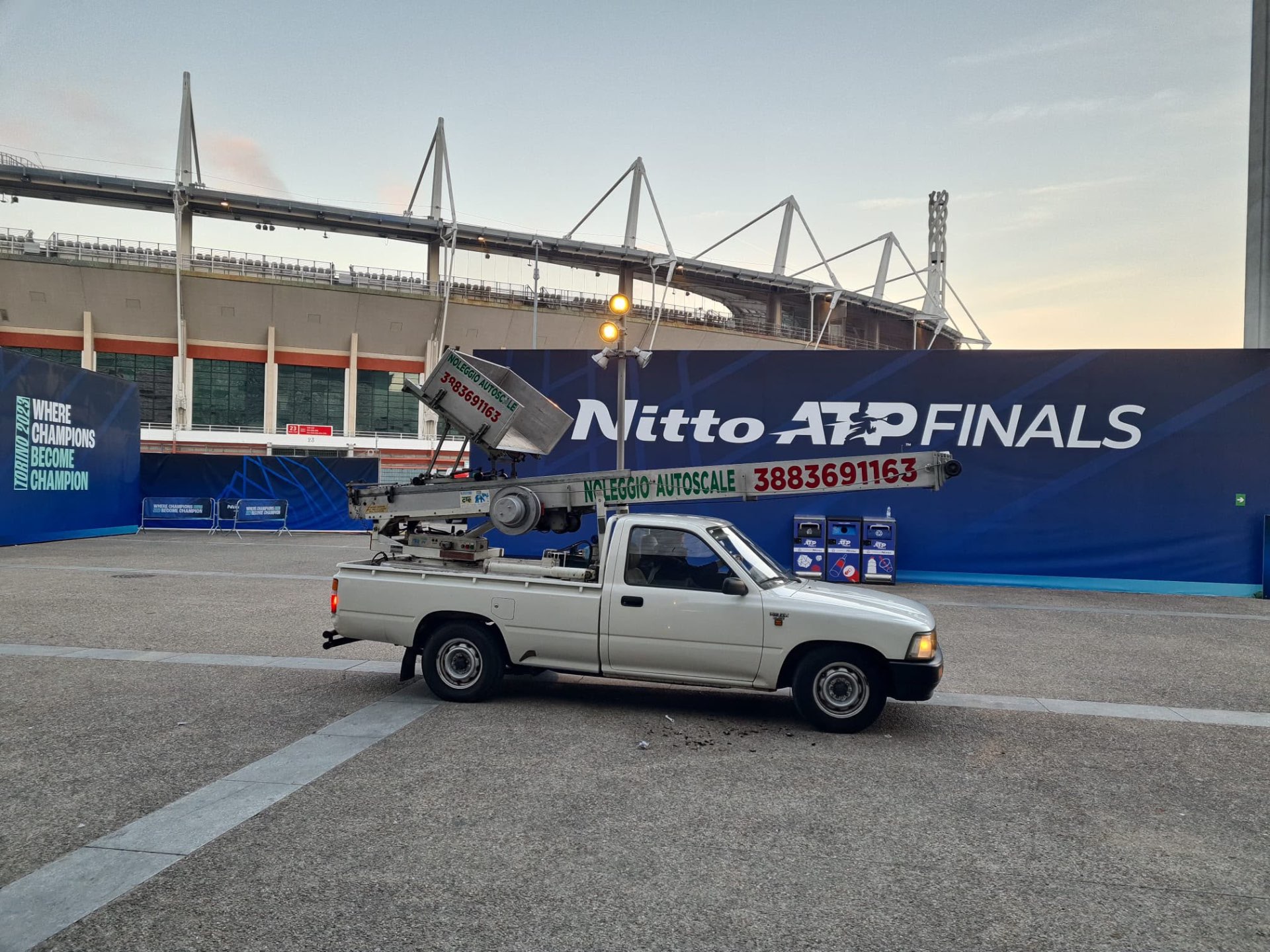 Autoscala di Leo Traslochi davanti allo stadio di Torino