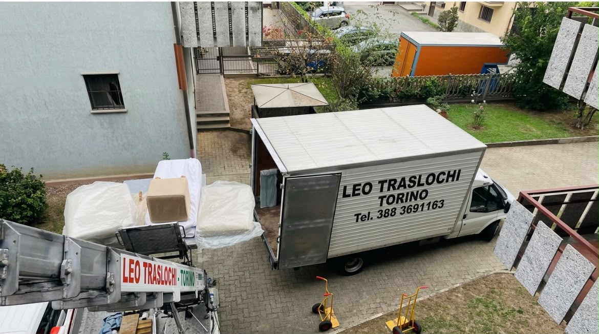 Camion Leo Traslochi Torino con mobili protetti da teli, visto dall’alto