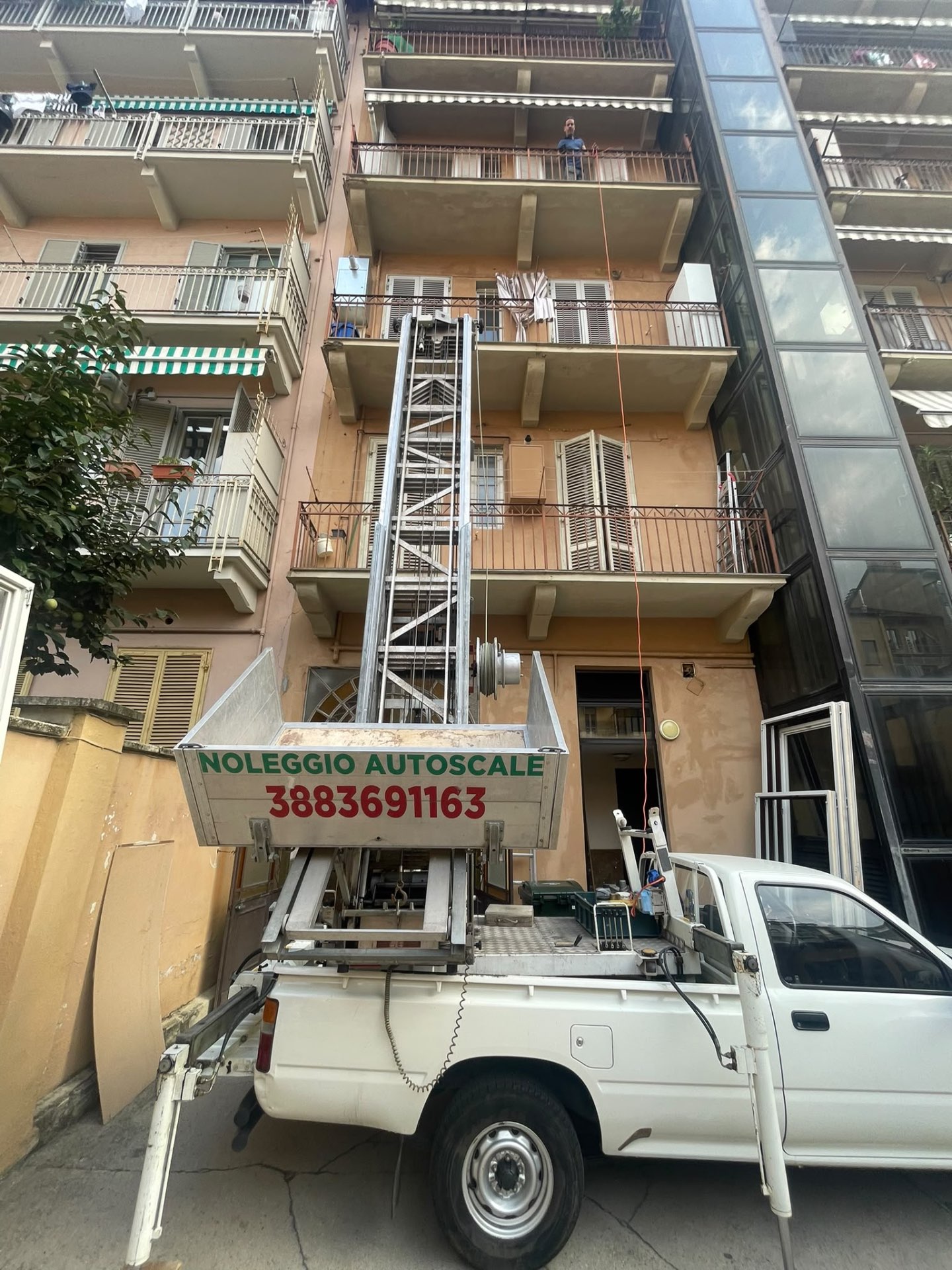 Noleggio autoscala con operatore - Traslochi Leo