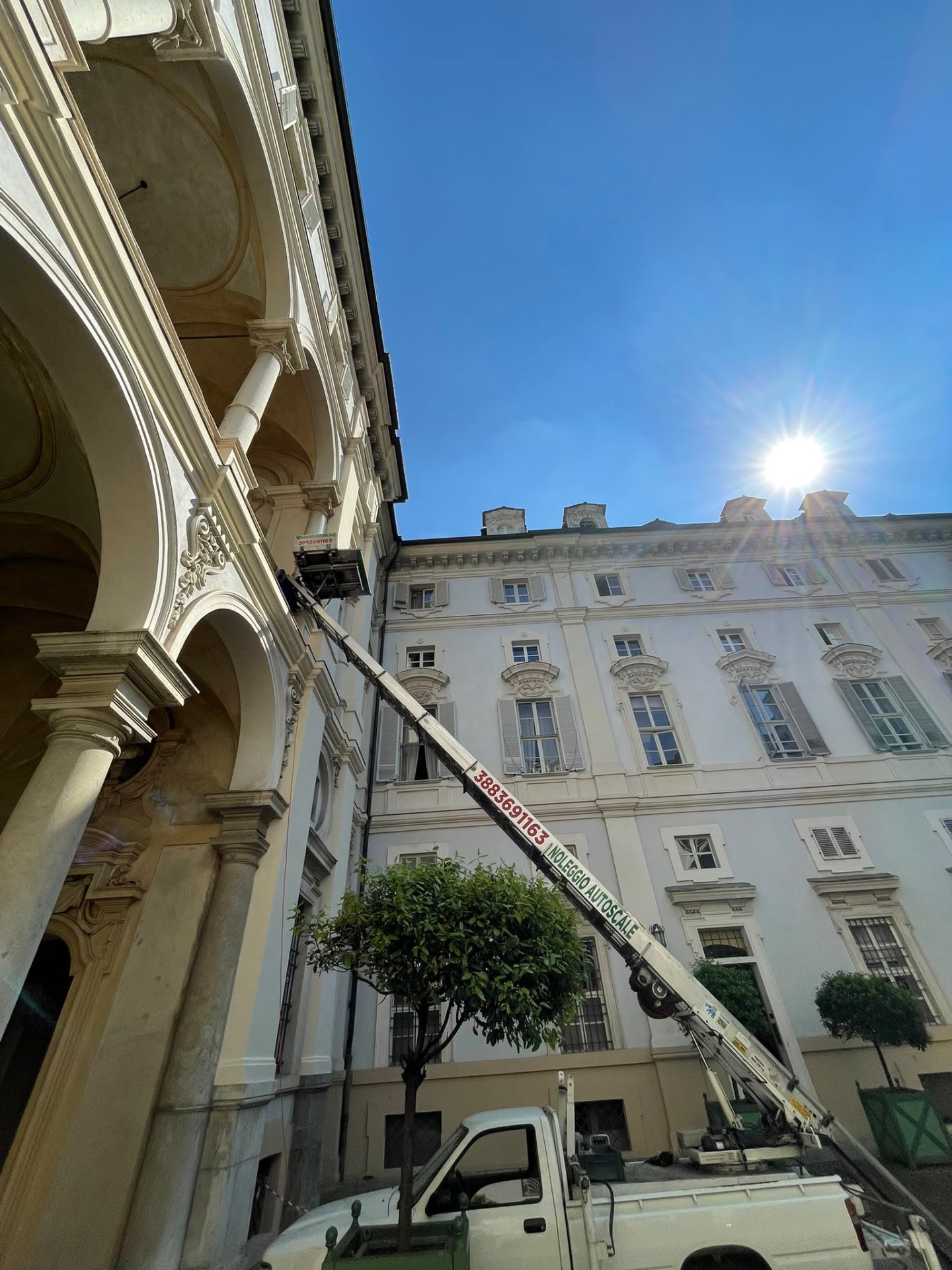 Autoscala estesa tra i portici e un palazzo storico nel centro di Torino